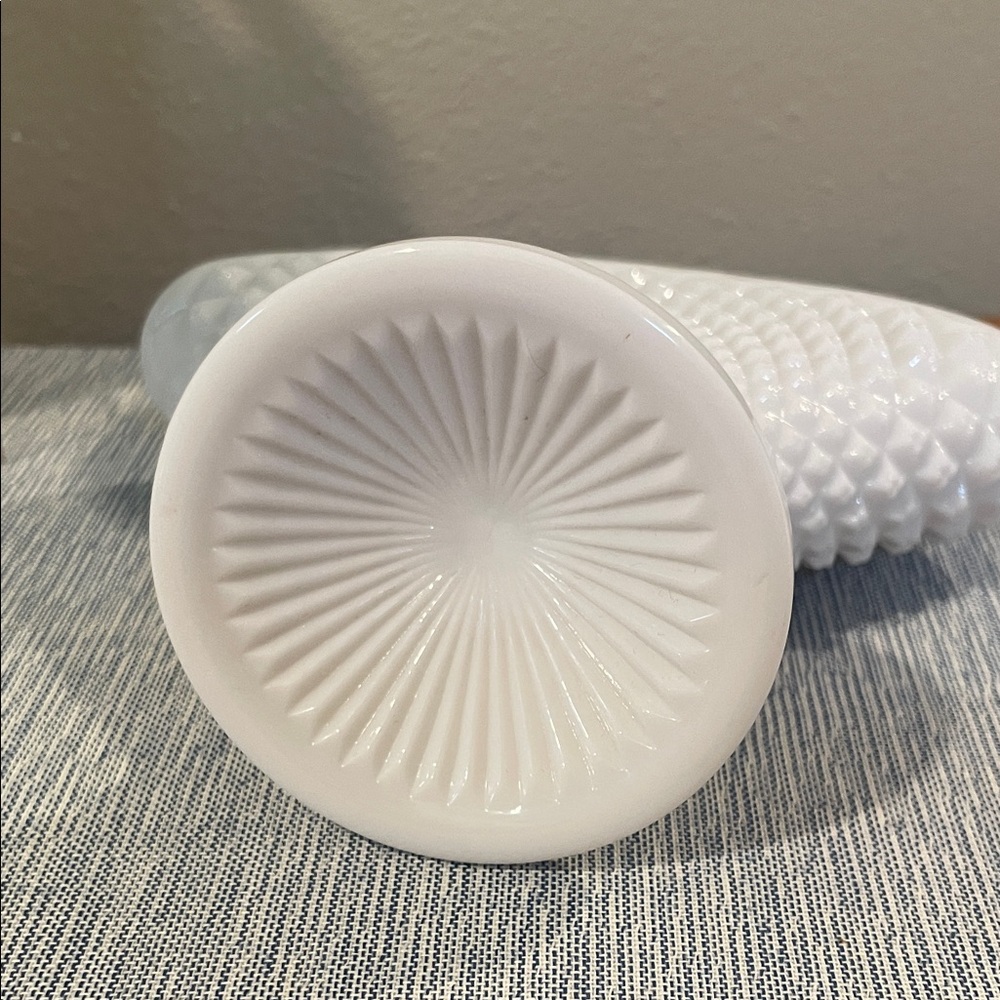 Vintage Westmoreland English Hobnail Milk Glass Fan Vase – Mid-Century - Picture 4 of 5